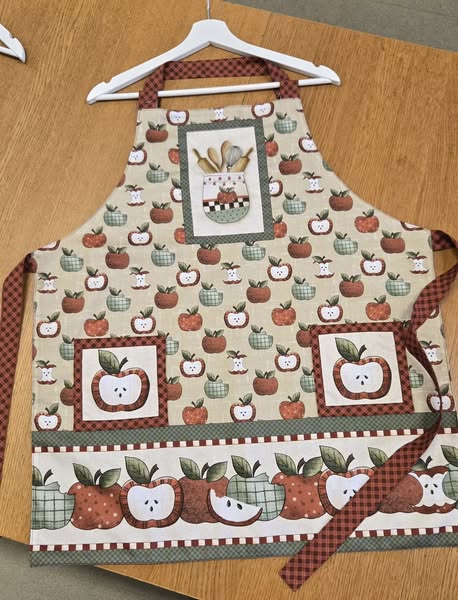 ukázky šití zástěr 23.10.2025