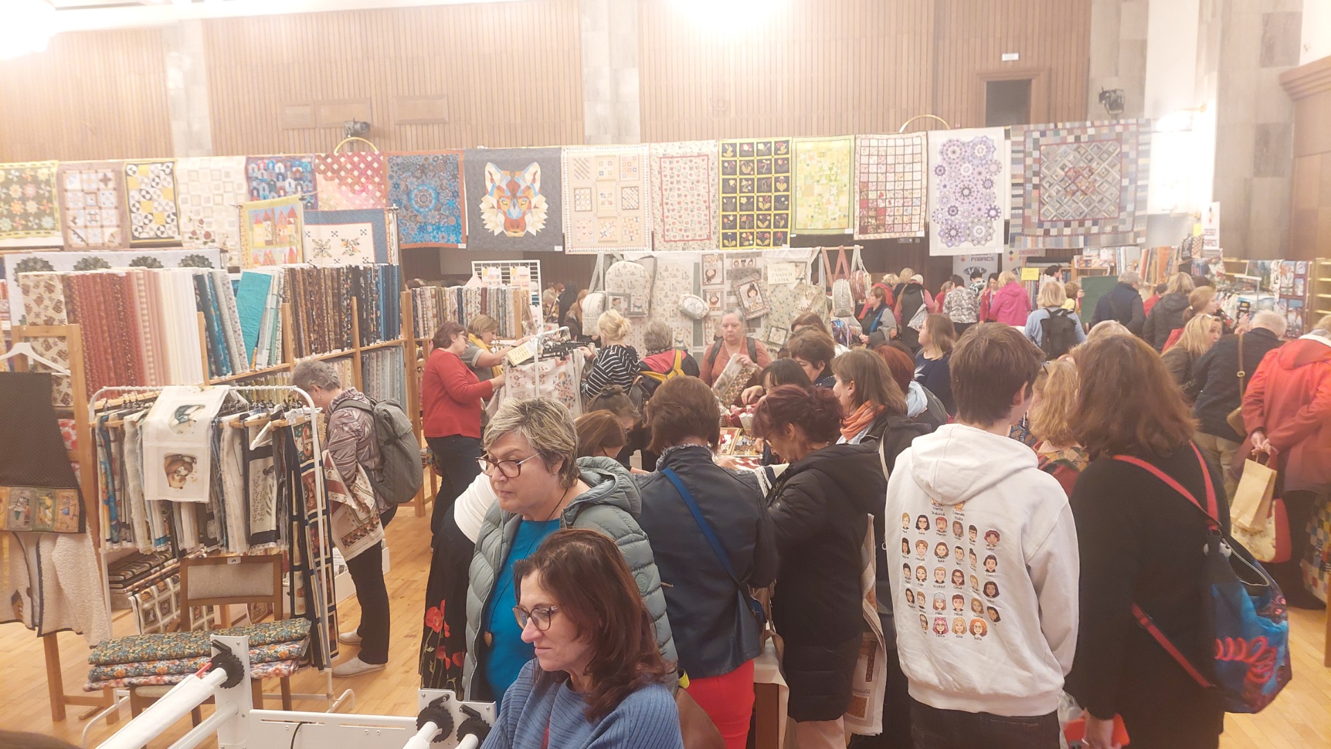 Náš stánek v obležení patworkářek